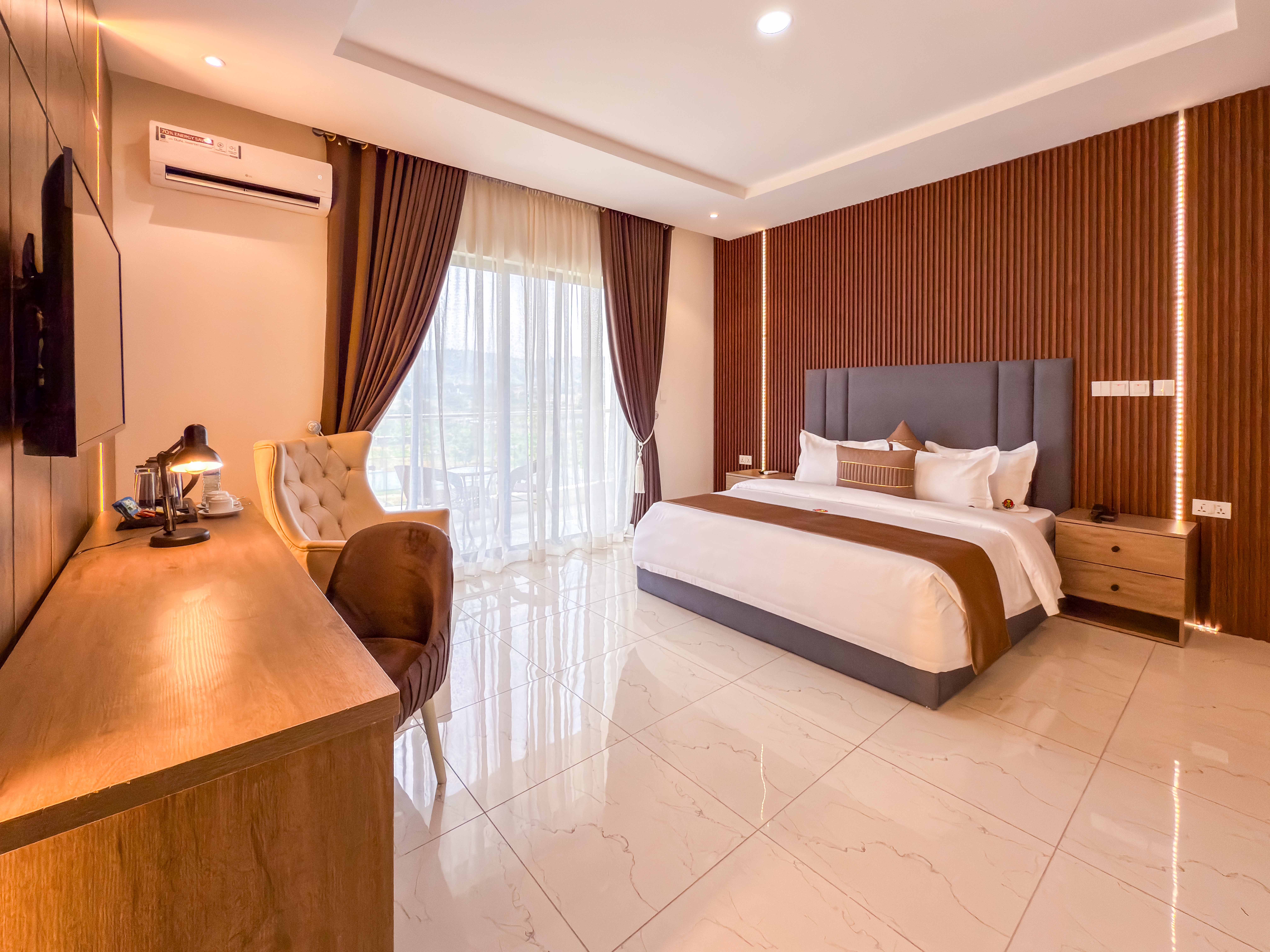 Executive Suite - Image 4